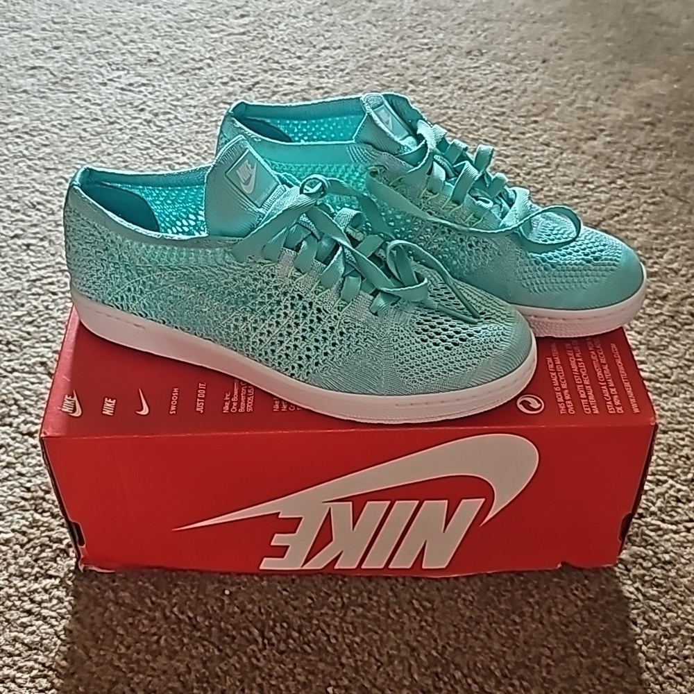 Nike Womens Tennis Classic Ultra Flyknit Sneakers